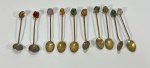 Conjunto de 10 colheres produzidas em metal prateado com pedras naturais brasileiras na ponta, sendo 2  fabricadas com moeda de réis, provavelmente de prata - dim.- 10 maior cm maior e  8cm a moeda menor