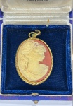 Antigo pingente de camafeu produzido em material desconhecido com estruturaa em metal dourado - 3x5 caixa 7x7x3