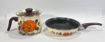 Mãe Agata  -  Lote uma frigideira e 1 leiteira com tampa decorada com florais e apresentando marcas do tempo - frigideira 23dx39cx5a leiteira 16dx22cx13a tampa 13dx4a