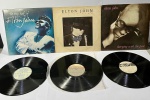 Lote com 3 Vinil Elton John - `The Very Best of Elton John` (Faltando o segundo LP que compõe o álbum duplo, contendo o primeiro com os lados 1 e 2) / `Ice on Fire` / `Sleeping With The Past`