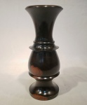 Vaso em jacarandá torneado, década de 60, apresentando antigos restauros, medindo 31,5 cm de alt. x 13 cm de diâmetro.