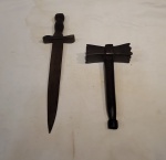 Duas (2) peças em jacarandá, sendo: uma réplica em tamanho reduzido de espada, provavelmente atributo de santo (38 cm de comprimento x 10 cm x 3 cm) e um martelo (12 cm x 22,5 cm).
