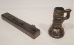Duas peças em jacarandá: a) Caixa porta incenso com pequenas esculturas na tampa representando lagarto e sapo. 5,5 x 27 x 5cm. b) Castiçal no formato de cálice. Alt. 14 x diam. da base 7,5cm.