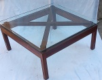 Mesa auxiliar em jacarandá maciço com tampo de vidro medindo no total 37 cm de altura por 80 cm por 80 cm com tampo de 08 mm de espessura.
