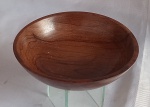 Saladeira em jacarandá torneado medindo 7,5 cm de altura por 30 cm de diâmetro, perfeito estado de conservação.