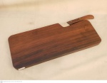 Vintage, tábua de corte em jacarandá maciço década de 60 com faca de serra embutida  medindo 2 cm de altura por 34 cm por 14 cm.