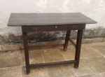 Mesa cavalete em Jacarandá Brasil século XIX tampo maciço e pernas em X medindo 1 cm de altura por 105 cm por 50 cm.