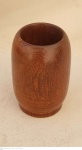 Vintage, porta canetas em jacarandá formato de barril medindo 10 cm de altura por 7 cm de diâmetro.