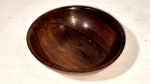 Pequeno bowl em jacarandá maciço torneado medindo 3,5 cm de altura por 13 cm por 12 cm, peça com mínimo ovalado devido a secagem do jacarandá.