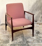 Michael Arnoult, Mobília Contemporânea, poltrona em madeira nobre, medindo 78 cm de altura por 65cm por 65 cm, selada parcialmente na parte inferior estrutura integra e necessita lustro.