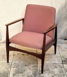 Michael Arnoult, Mobília Contemporânea, poltrona em madeira nobre, medindo 78 cm de altura por 65cm por 65 cm, selada parcialmente na parte inferior estrutura integra e necessita lustro.