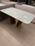 Mesa designe Italiano em madeira compensada laqueada medindo 75 cm de altura por 1,60m por 90 cm. cantos abatidos em raio  com chanfro na parte inferior com sobre tampo de vidro  branco. Pés da mesa trabalhados em cantoneiras de madeira inclinados com  estilo moderno. Comporta bem de 4 à 6 lugares. Em  excelente estado de conservação sem defeitos.