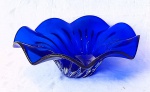 Centro de mesa confeccionados em grosso vidro ao gosto de murano na tonalidade azul cobalto, bordas onduladas e repuxadas, base torneada. Medidas 13 x 36 cm