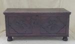 Arca de noivado em vinhático, Brasil século XIX, tampo superior encabeçado laterais entalhadas e malhetadas em peças únicas a cavo com flores e almofadas ferragens de época. 48 x 109 x 42cm. Apresenta falta da chave e dos pés de bolacha.