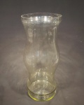 Antiga donzela em vidro, século XIX, fundo fechado, medindo 58 cm de alt. x 23 cm de diâmetro. Apresenta leves bicados na borda.