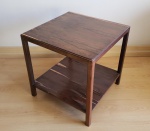 Mesa lateral em jacarandá década de 60 com tampos foleados e pernas em sessão reta maciça medindo 50 cm de altura por 50 cm por 50 cm, apresenta faltas no folheado. Retirada com agendamento em apartamento no Leblon.