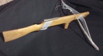 Antiga "besta" em madeira europeia de "Faia" e alumínio sem fabricante aparente medindo 94 cm por 87 cm por 18 cm, necessita troca da cordualha, mecanismo do gatilho  funcionando, apresenta complemento na coronha em outra madeira muito bem executado..