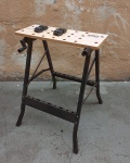 Bancada de trabalho em MDF  e chapa de ferro pintado medindo 75 cm de altura por 60 cm por 60 cm aberta e 80 cm por 60 cm por 15 cm fechada.