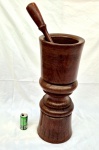 Debulhador em jacarandá em grande formato e em excelente fatura medindo 74 cm de altura por 29 cm de diâmetro, e  o soquete 47 cm por 7 cm,