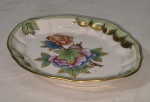 Herend, porta alianças em fina porcelana  medindo 1,5 cm de altura  11 cm por 9 cm, perfeito estado de conservação.