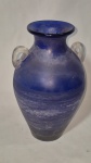 Vaso artístico em vidro soprado ao gosto de Murano com acabamento jateado e interior azul medindo 26 cm por 15 cm.