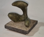 Escultura em bronze década de 60 possivelmente de autoria Bruno Giorgi, não apresenta assinatura medindo 12 cm por 12 cm por 12 cm sobre base de granito.