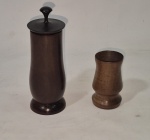 Dois paliteiros em jacarandá  medindo o maior  13 cm por 4,5 cm de diâmetro e o menor 6,5 cm de altura., perfeito estado de conservação.