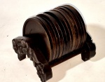 Porta copos em jacarandá com doze pratinhos e um suporte   medindo 11 cm por 11 cm por 11 cm.