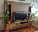 Grande estante com rack para tv em perfeito estado de conservação medindo 180 cm de altura por 198 cm por 40 cm, peça  demandando transporte por empresa especializada, a retirada vai ser realizada em apartamento em Ipanema com agendamento após o dia 12 de Junho.