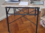 Mesa de canto em ferro batido e tampo de mármore bege Bahia  perfeito estado de conservação medindo 58 cm de altura por 65 cm por 65 cm, peça  demandando transporte por empresa especializada, a retirada vai ser realizada em apartamento em Ipanema com agendamento após o dia 12 de Junho.