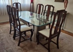 Conjunto para sala de jantar com mesa com colunas em mármore bege Bahia com tampo de cristal  medindo 76 cm por 180 cm por 90 cm acompanha seis cadeiras em mogno com assentos estofados uma delas precisando limpeza, demandando transporte por empresa especializada, a retirada vai ser realizada em apartamento em Ipanema com agendamento após o dia 12 de Junho.