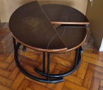 Conjunto de três mesas de apoio ditas "ninho" em madeira e ferro em forma de semi circulo  medindo a maior 42 cm de altura por 76 cm por 38 cm uma delas apresenta defeito no tampo.  demandando transporte por empresa especializada, a retirada vai ser realizada em apartamento em Ipanema com agendamento após o dia 12 de Junho.