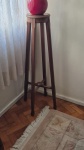 Coluna de madeira maciça medindo 110 cm de altura por 30 cm por 30 cm na base e 24 cm de diâmetro no apoio superior, demandando transporte por empresa especializada, a retirada vai ser realizada em apartamento em Ipanema com agendamento após o dia 12 de Junho.