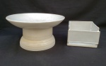 Denise Stewart, duas peças em cerâmica vitrificadas sendo um centro de mesa medindo 15 cm de altura por 29 cm de diâmetro assinado a base, possui antigo restauro na borda, porta guardanapos pedindo 10 cm de altura por 15 cm por 15 cm.