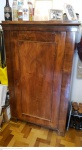 Armário guarda casaca Europa século XIX em radica medindo 180 cm de altura por 130 cm por 45 cm.