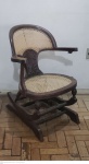 Cadeira de balanço em madeira maciça e palhinha medindo 80 cm de altura no encosto por 60 cm por 55 cm apresenta falta no apoio de um dos braços. Retirada na Tijuca RJ com horário marcado.
