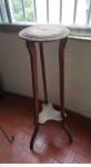 Coluna em madeira maciça medindo 104 cm de altura por 30 cm de diametro na base. Retirada na Tijuca RJ com horário marcado.