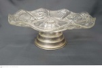Centro de mesa em vidro moldado e  base em metal cromado necessitando banho medindo 12 cm de altura por 32 cm de diâmetro borda ondulada.