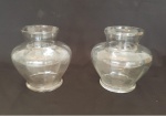 Par de vasos em vidro moldado medindo 18 cm de altura por 18 cm de diametro.