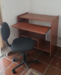 Mesa de computador medindo  80 cm de altura por 79 cm por 42 cm, acompanha cadeira simples com rodinhas apresenta desgastes. Não pode ser enviada pelo correio e a retirada será na rua Fonte da Saudade Lagoa.