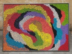 Trabalho abstrato sobre chapa industrializada com elementos policromados em diversas cores colados sobre a superfície pintada de preto, formando o desenho medindo 80 cm de altura por 110 cm falta algum elementos amarelos.