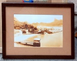 Fotografia com fatura mais recente feita a partir do original de Augusto Malta de circa de 1915 "O Rio de Janeiro visto da fortaleza de São João" apresenta desgastes nas cores devido a exposição de claridade medida interna 21 cm por 29,5 cm, e total emoldurado 34 cm por 43 cm.