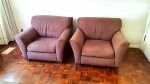 Par de sofás para um lugar em grande formato revestidos em pelica marrom, medindo 71 cm de altura x 96 x 93 cm. Apresenta desgastes do tempo nos braços e no encosto. Retirada na rua Senador Vergueiro com agendamento.