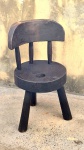 Mão escrava, antigo banco mocho com encosto em cedro medindo 68 cm de altura no encosto por 36 cm de diâmetro.