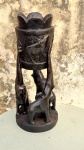 Escultura em madeira ebanizada Africana "Elefantes sustentando cálice com animais de caça", medindo 36 cm de altura por 14 cm de diametro.