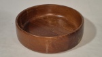Saladeira em madeira nobre maciça e torneada em bloco ripado e colado medindo 7 cm de altura por 24 cm de diâmetro apresenta sinais de uso.
