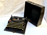 Maquina de escrever Remington Portable no estojo original mais sem garantia de funcionamento medindo 12 cm por 28 cm por 28 cm.
