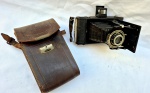 Câmera fotográfica Zeis Ikon manufatura Alemã em bom estado de conservação fole e acabamento externos íntegros mais sem garantia de funcionamento. Medindo 9 cm por 16 cm por 13 cm. falta a cinta de carregar.