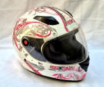Capacete feminino para motocicletas tamanho 56 fabricado em novembro de 2013 apresenta pequenos sinais de uso.
