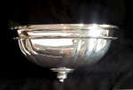 Floreira de parede em metal espessurado a prata Banho recente a ao gosto Dom José medindo 23 cm por 46 cm por 1 cm decorada com cinzelados e repuxados em acantos e conchas e fundo liso pedindo1800 gramas, marca não encontrada.